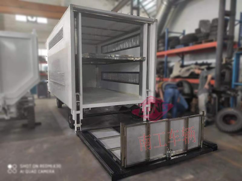 5吨厢式云博（中国）带垂直升降尾板工具拖车