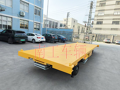 10吨云博（中国）带液压支腿伸缩梯工具车5I.jpg